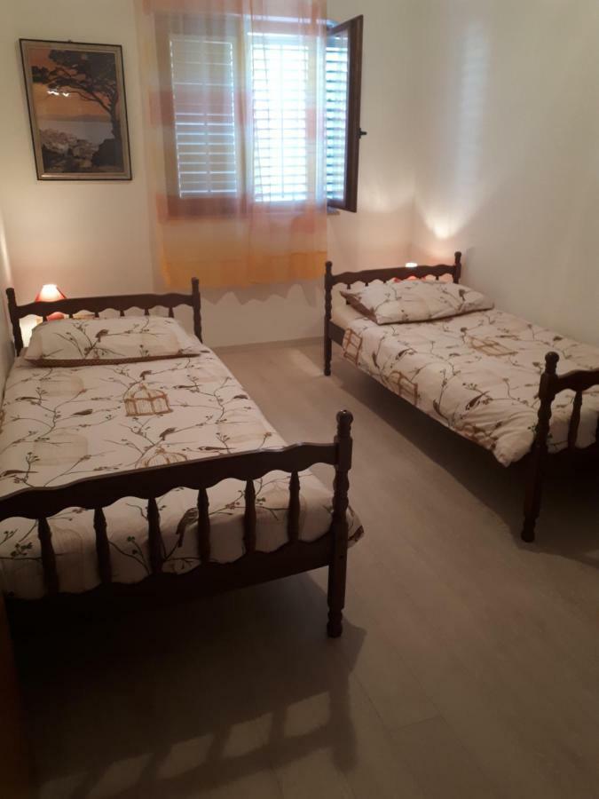 Apartments Njivice Bajcic Eksteriør billede